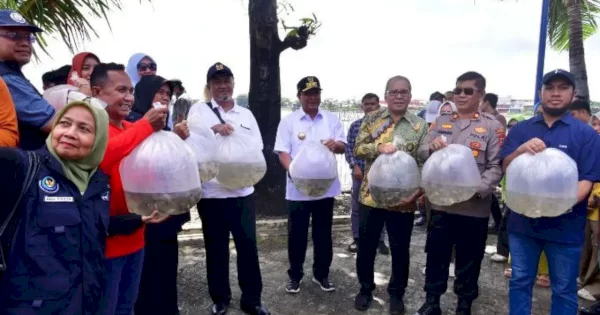 Danny Pomanto Ikut Gerakan Tebar Benih Ikan