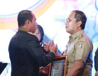 Bantu Korban Bencana di Luwu, Kapolda Sulsel Beri Danny Pomanto Penghargaan di Hari Bhayangkara ke-78