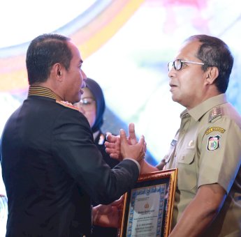 Bantu Korban Bencana di Luwu, Kapolda Sulsel Beri Danny Pomanto Penghargaan di Hari Bhayangkara ke-78