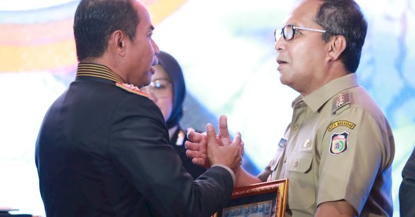 Bantu Korban Bencana di Luwu, Kapolda Sulsel Beri Danny Pomanto Penghargaan di Hari Bhayangkara ke-78