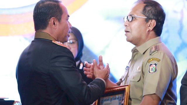 Bantu Korban Bencana di Luwu, Kapolda Sulsel Beri Danny Pomanto Penghargaan di Hari Bhayangkara ke-78