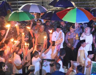 Danny Pomanto Lepas Peserta Pawai Obor dan Takbir Keliling 1 Syawal 1445 H: Bukti Makassar Kota Damai