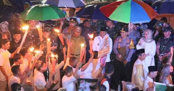 Danny Pomanto Lepas Peserta Pawai Obor dan Takbir Keliling 1 Syawal 1445 H: Bukti Makassar Kota Damai