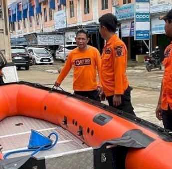 BPBD Makassar Ikut Bantu Evakuasi Korban Banjir di Wajo