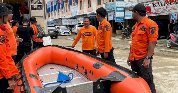 BPBD Makassar Ikut Bantu Evakuasi Korban Banjir di Wajo
