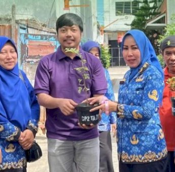 DP2 Kota Makassar Salurkan Bibit Tanaman Hias Lanskap untuk Lorong Wisata di Mamajang