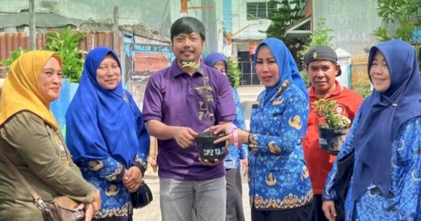 DP2 Kota Makassar Salurkan Bibit Tanaman Hias Lanskap untuk Lorong Wisata di Mamajang