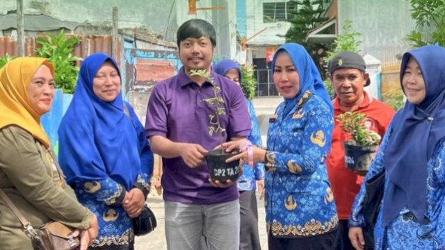 DP2 Kota Makassar Salurkan Bibit Tanaman Hias Lanskap untuk Lorong Wisata di Mamajang