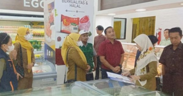 DP2 Kota Makassar Awasi Kualitas Hewan dan Produk Hewan di Frestive Supermarket