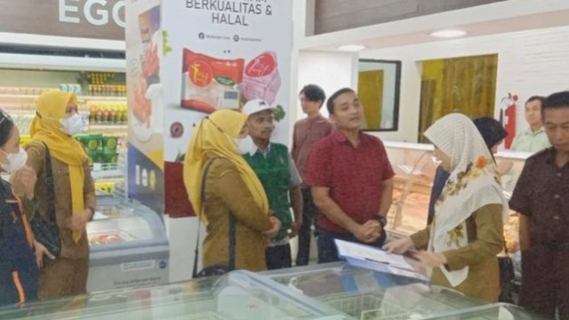 DP2 Kota Makassar Awasi Kualitas Hewan dan Produk Hewan di Frestive Supermarket
