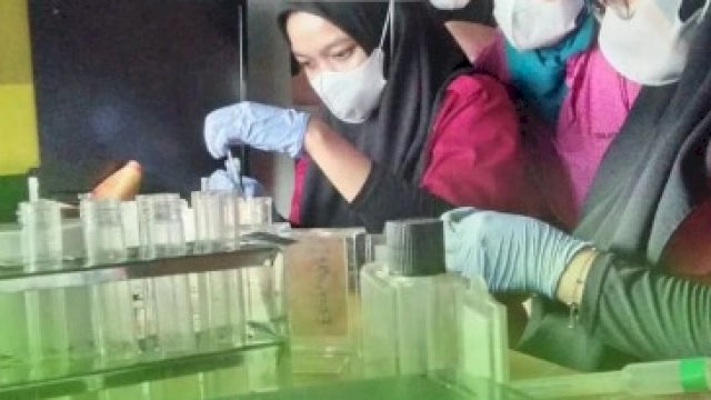 Cegah Risiko Penyakit, DP2 Makassar Beri Pelayanan Laboratorium MeatCare di Warung Bakso