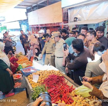 Danny Dampingi Zudan Tinjau Harga Bahan Pokok di Pasar Terong