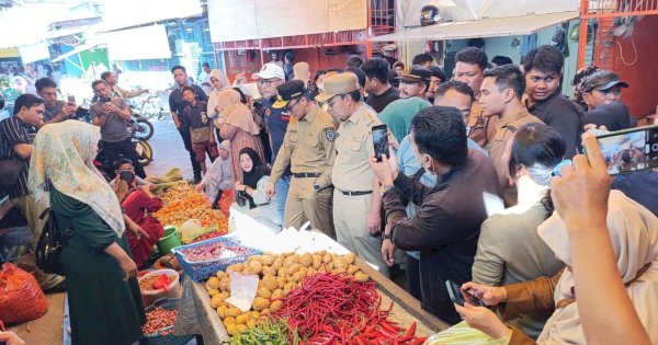 Danny Dampingi Zudan Tinjau Harga Bahan Pokok di Pasar Terong