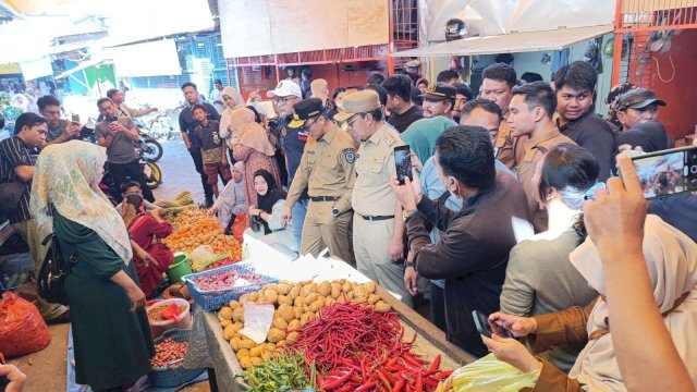 Danny Dampingi Zudan Tinjau Harga Bahan Pokok di Pasar Terong