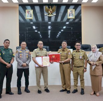 Kepala Kesbangpol Serahkan Duplikat Bendera Pusaka ke Danny Pomanto