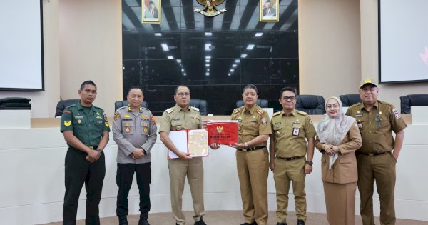 Kepala Kesbangpol Serahkan Duplikat Bendera Pusaka ke Danny Pomanto
