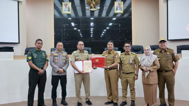 Kepala Kesbangpol Serahkan Duplikat Bendera Pusaka ke Danny Pomanto