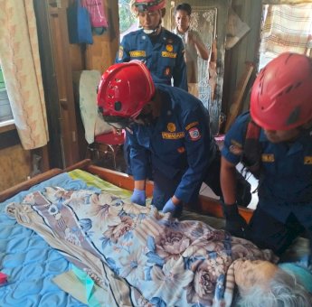 Aksi Sigap Damkarmat Makassar Evakuasi Lansia Rentan di Jalan Sunu