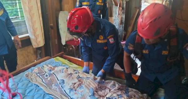 Aksi Sigap Damkarmat Makassar Evakuasi Lansia Rentan di Jalan Sunu