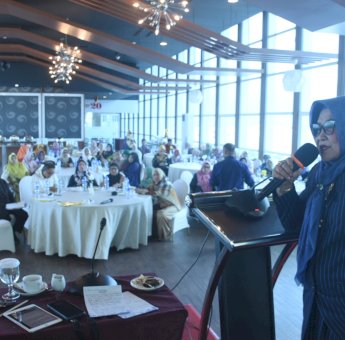 Apiaty Amin Syam Edukasi Warga Tentang Perlindungan Anak