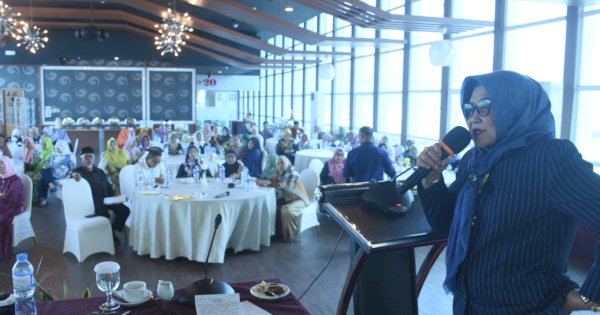 Apiaty Amin Syam Edukasi Warga Tentang Perlindungan Anak