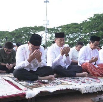 Danny Pomanto Salat Id Bersama Warga Makassar di Karebosi: Semangat Berkurban Makin Baik