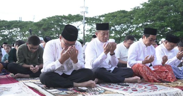 Danny Pomanto Salat Id Bersama Warga Makassar di Karebosi: Semangat Berkurban Makin Baik