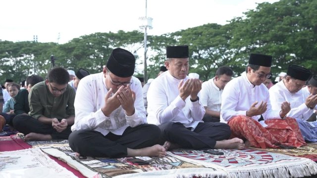 Danny Pomanto Salat Id Bersama Warga Makassar di Karebosi: Semangat Berkurban Makin Baik