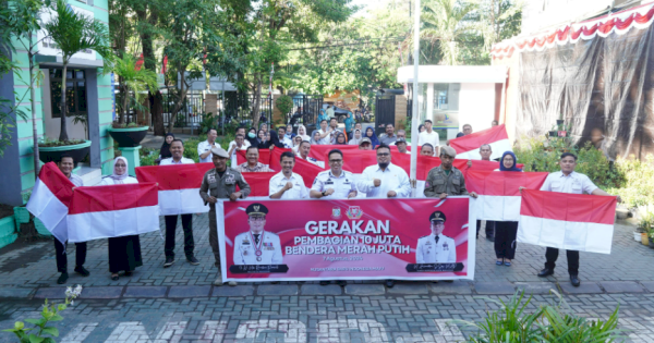 Camat Rappocini Bagikan 10 Juta Bendera Merah Putih