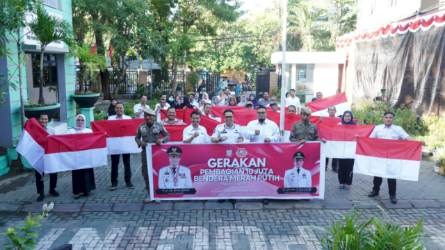 Camat Rappocini Bagikan 10 Juta Bendera Merah Putih