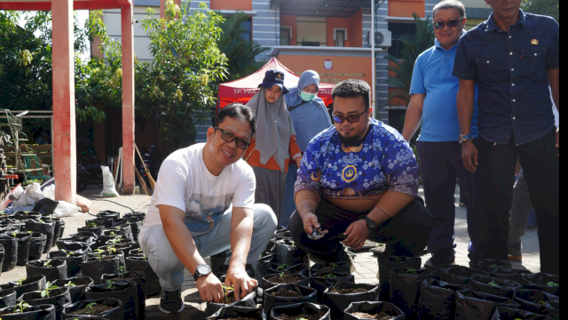 Camat Rappocini Pimpin Penanaman Polybag di Halaman Kantor Bareng Staf