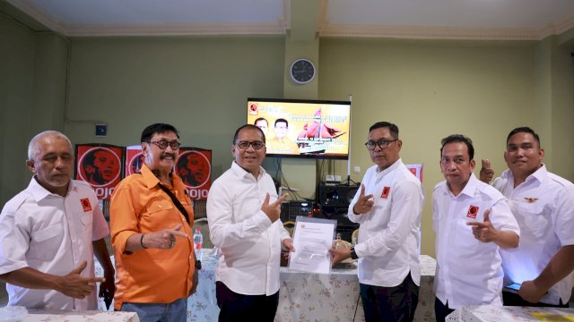 Ketua DPD Projo Sulsel Herwin Nini Ala menyerahkan surat rekomendasi dukungan kepada Bakal Calon Gubernur Sulsel Danny Pomanto di Posko Projo Sulsel Jalan Serigala, Jumat (13/9).