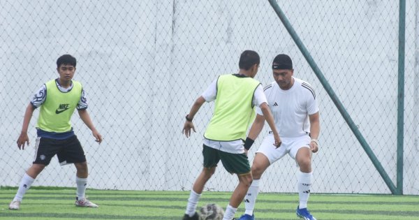 Ditetapkan Paslon Pilwalkot Makassar, Calon Walikota Andi Seto Main Minisoccer Bareng Media