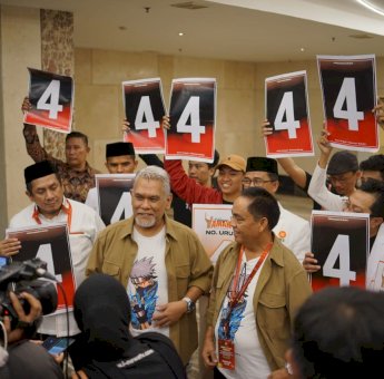 Ini Alasan Paslon AMAN Kenakan Kaos Hatake Kakashi Saat Pengambilan Nomor Urut