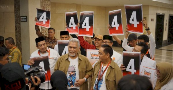 Ini Alasan Paslon AMAN Kenakan Kaos Hatake Kakashi Saat Pengambilan Nomor Urut