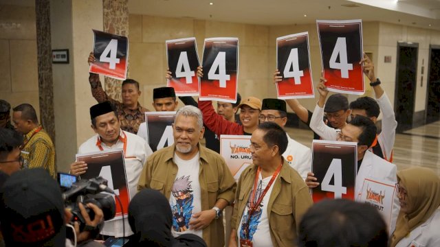 Ini Alasan Paslon AMAN Kenakan Kaos Hatake Kakashi Saat Pengambilan Nomor Urut
