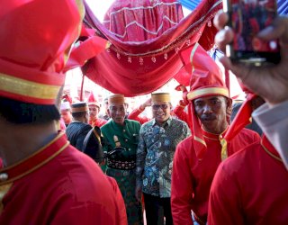 Danny Pomanto Berbaur dengan Para Pemangku Kerajaan Adat di Acara Maudu Ada Kalabbiranga Ri Marusu