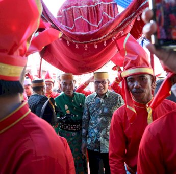 Danny Pomanto Berbaur dengan Para Pemangku Kerajaan Adat di Acara Maudu Ada Kalabbiranga Ri Marusu