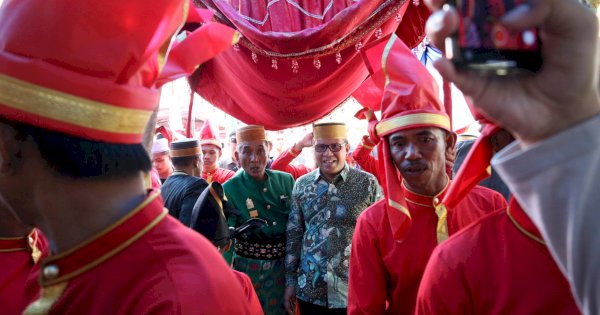 Danny Pomanto Berbaur dengan Para Pemangku Kerajaan Adat di Acara Maudu Ada Kalabbiranga Ri Marusu