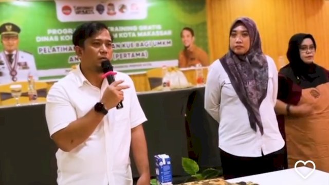 Dukung Program 10 Ribu Skill Training, Diskop Makassar Latih Emak-Emak Bikin Kue