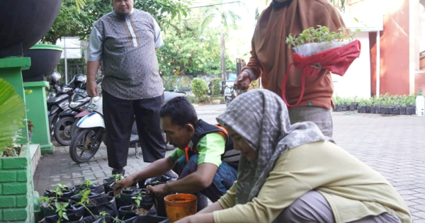 Sekcam Rappocini Bersama Jajaran Pindahkan Bibit ke Media Polybag Tahap II