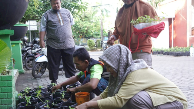Sekcam Rappocini Bersama Jajaran Pindahkan Bibit ke Media Polybag Tahap II