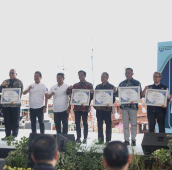 Wali Kota Danny Diganjar Penghargaan Tokoh Peduli Masyarakat Pesisir