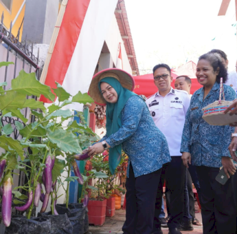 Camat dan TP PKK Rappocini Panen di Longwis Asiagang Ce’la-Ce&rsquo;la