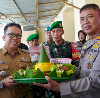 HUT Bhayangkara ke-78, Camat Aminuddin Berikan Kejutan ke Polsek Rappocini
