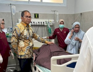 Danny Pomanto Doakan Almarhum Camat Ujung Pandang Syahrial di RS Pelamonia