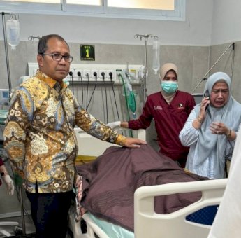 Danny Pomanto Doakan Almarhum Camat Ujung Pandang Syahrial di RS Pelamonia