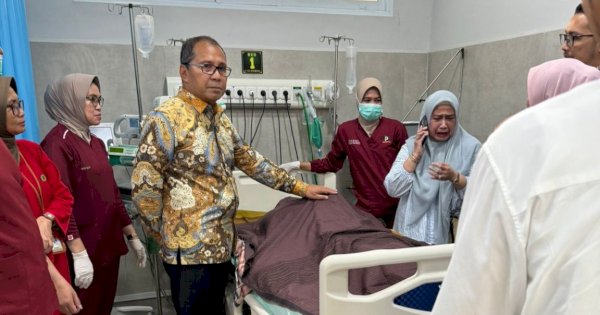 Danny Pomanto Doakan Almarhum Camat Ujung Pandang Syahrial di RS Pelamonia