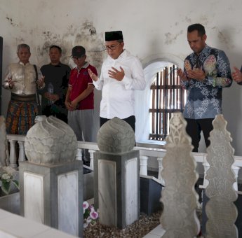 Danny Pomanto Ziarah ke Makam Ulama Besar Sulsel AGH Ambo Dalle di Mangkoso Barru