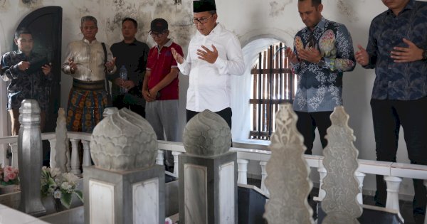Danny Pomanto Ziarah ke Makam Ulama Besar Sulsel AGH Ambo Dalle di Mangkoso Barru